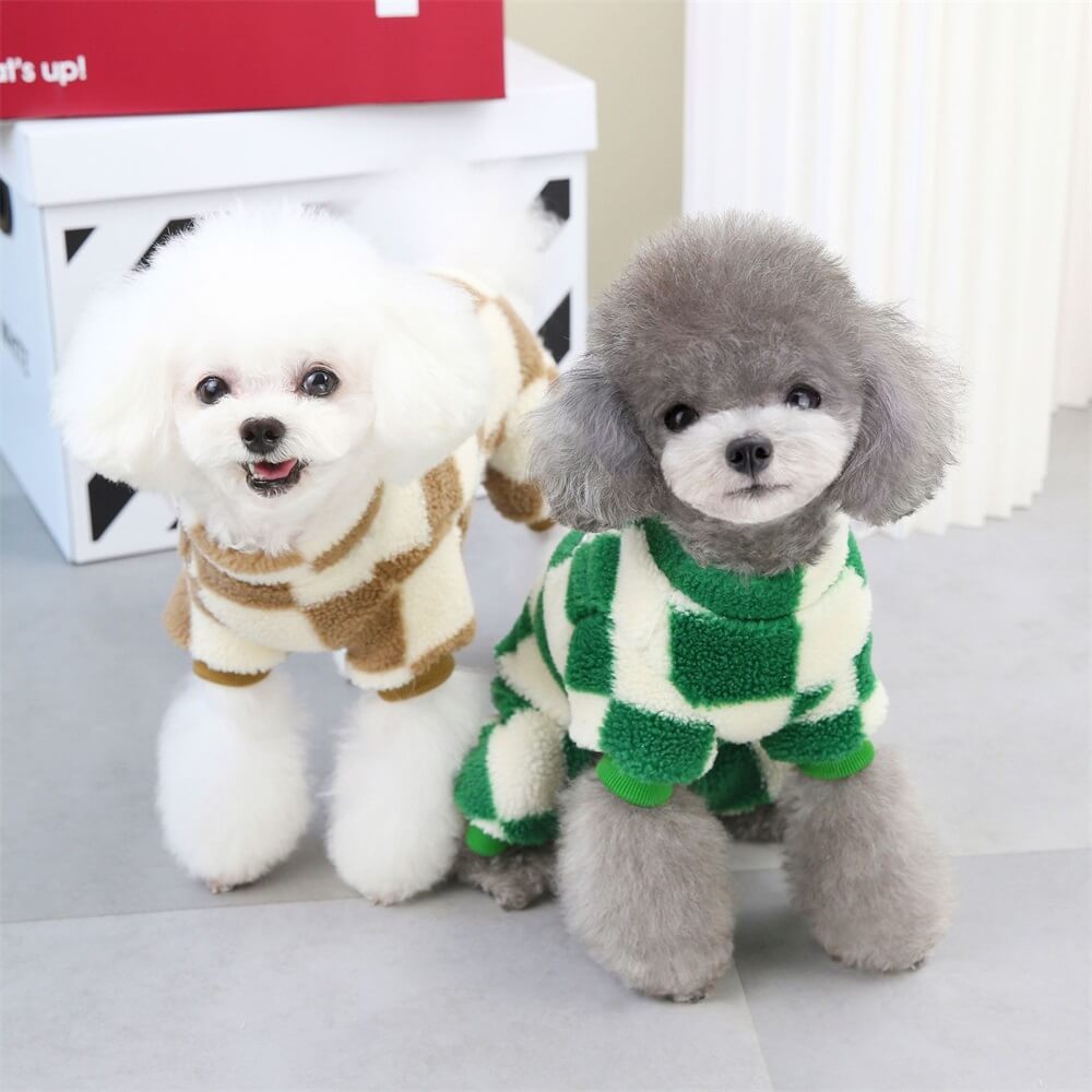 Chaqueta para perros de vellón a cuadros: estilo audaz y calidez para caminatas de invierno