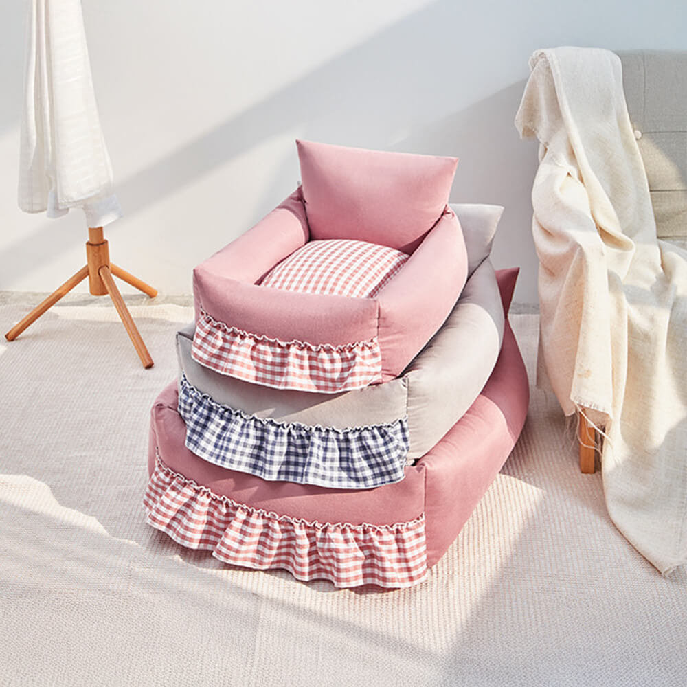 Cama de sofá de perros y gatos con respaldo mejorado con volantes con volantes y gato