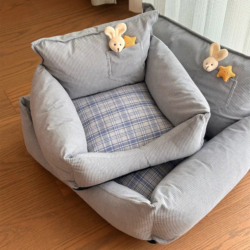 Cama para perros de sofá de corduroy rústico con estampado a cuadros y juguete