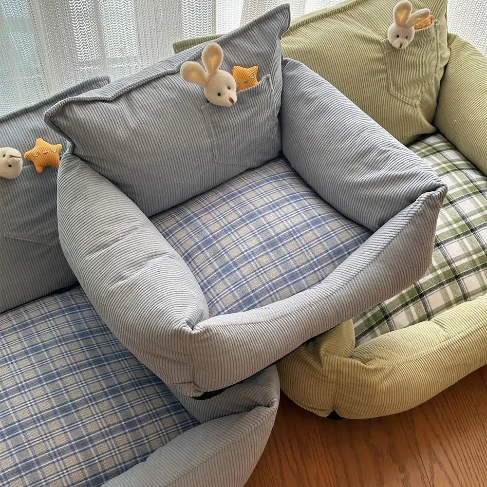 Cama para perros de sofá de corduroy rústico con estampado a cuadros y juguete