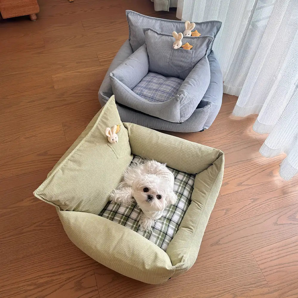 Cama para perros de sofá de corduroy rústico con estampado a cuadros y juguete