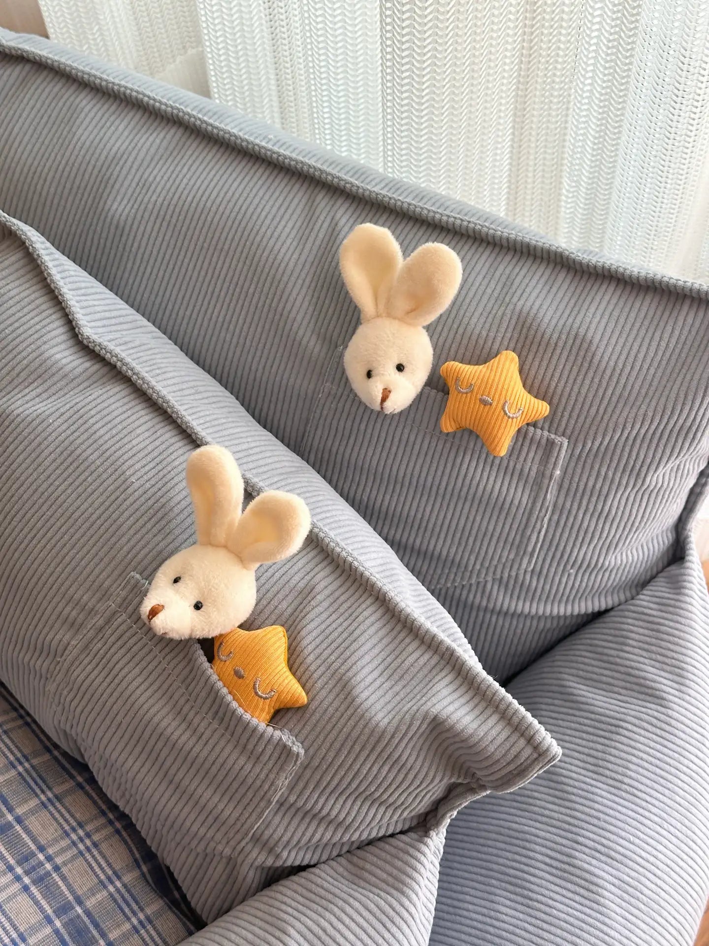 Cama para perros de sofá de corduroy rústico con estampado a cuadros y juguete