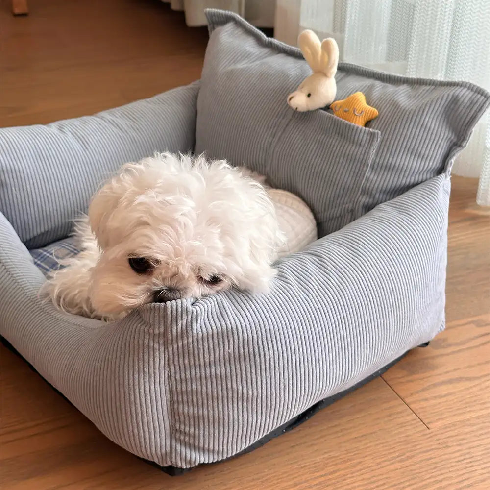 Cama para perros de sofá de corduroy rústico con estampado a cuadros y juguete