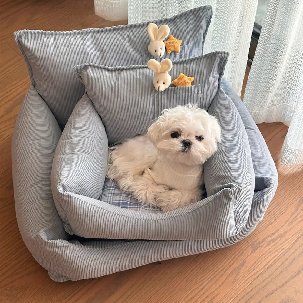 Cama para perros de sofá de corduroy rústico con estampado a cuadros y juguete