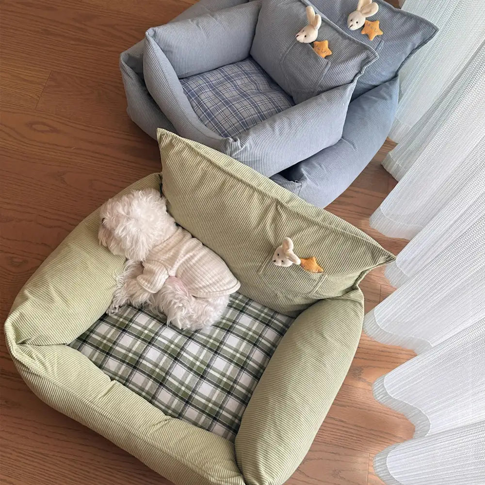 Cama para perros de sofá de corduroy rústico con estampado a cuadros y juguete