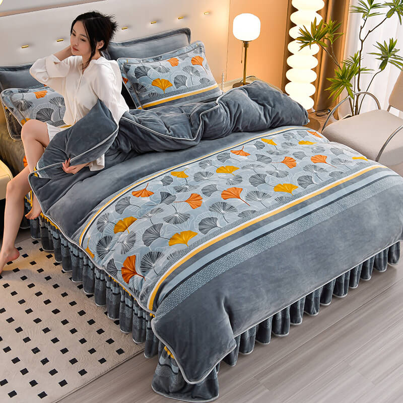 Cómodo juego de sábanas de terciopelo de leche con estampado floral hogareño y falda de cama