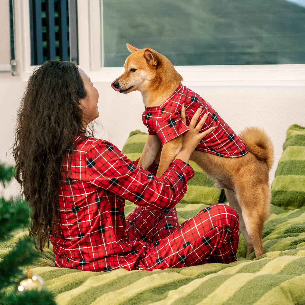 Pijama de cuerpo entero a cuadros rojos, agradable para la piel, a juego para perro y dueño