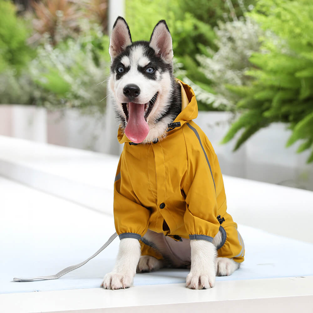 Elegante impermeable ajustable con tiras reflectantes para perros con capucha