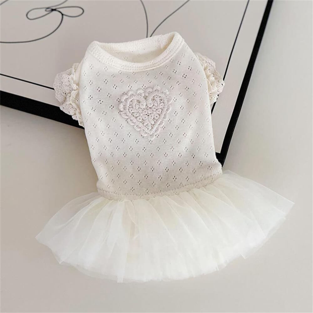 Elegante vestido de encaje blanco para perro con detalle de corazón: perfecto para ocasiones especiales