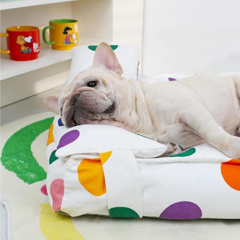 Cama con forma de almohada, acogedora y divertida, con puntos coloridos, cama relajante para perros