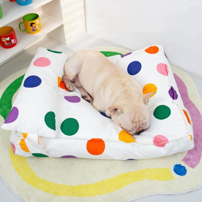 Cama con forma de almohada, acogedora y divertida, con puntos coloridos, cama relajante para perros