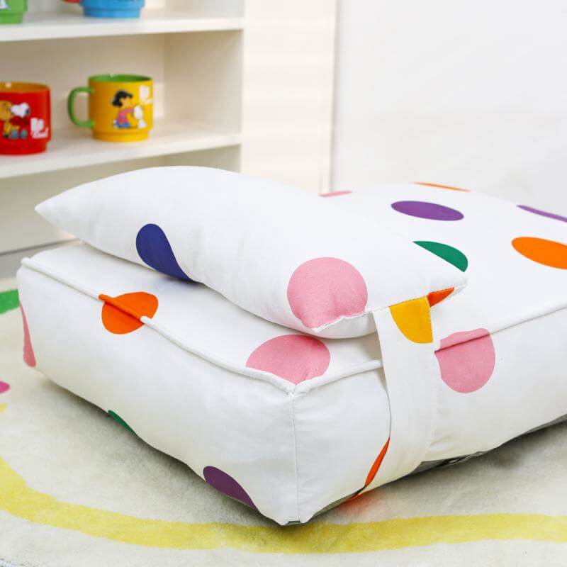 Cama con forma de almohada, acogedora y divertida, con puntos coloridos, cama relajante para perros