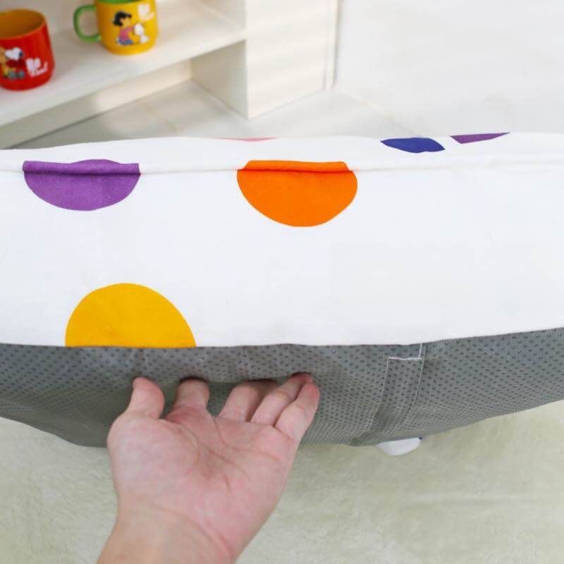 Cama con forma de almohada, acogedora y divertida, con puntos coloridos, cama relajante para perros