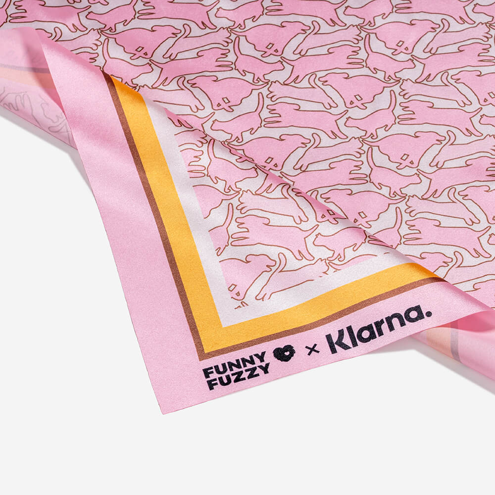 Funnyfuzzy x klarna mascota y bufanda humana