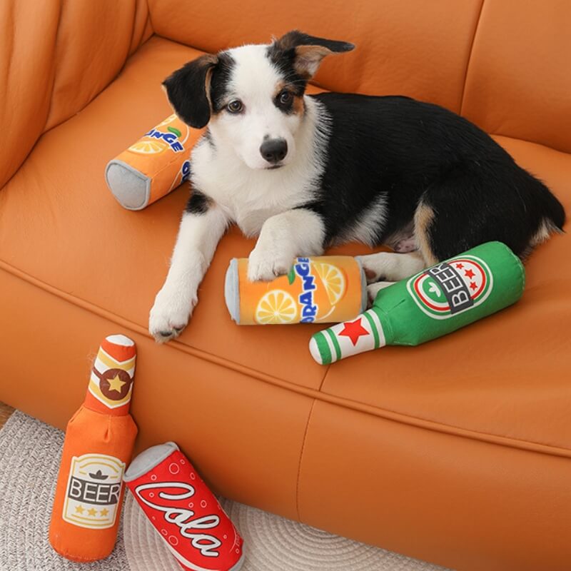 El perro chirriante lindo divertido de la felpa juega la cerveza y las bebidas mastican los juguetes