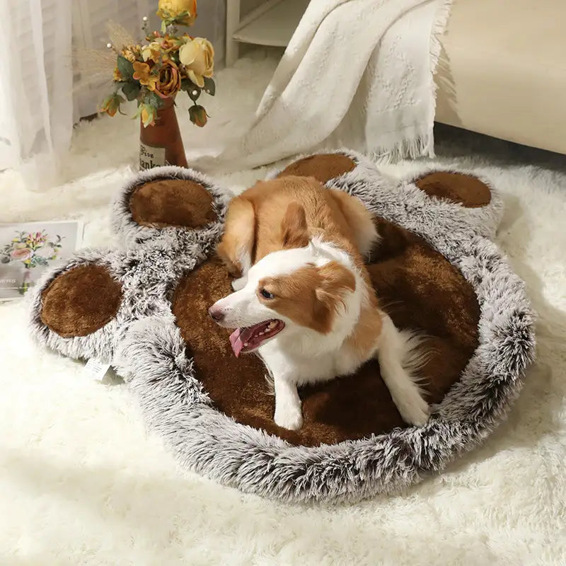 Alfombrilla de mascota grande y cómoda de felpa suave con forma de pata de oso