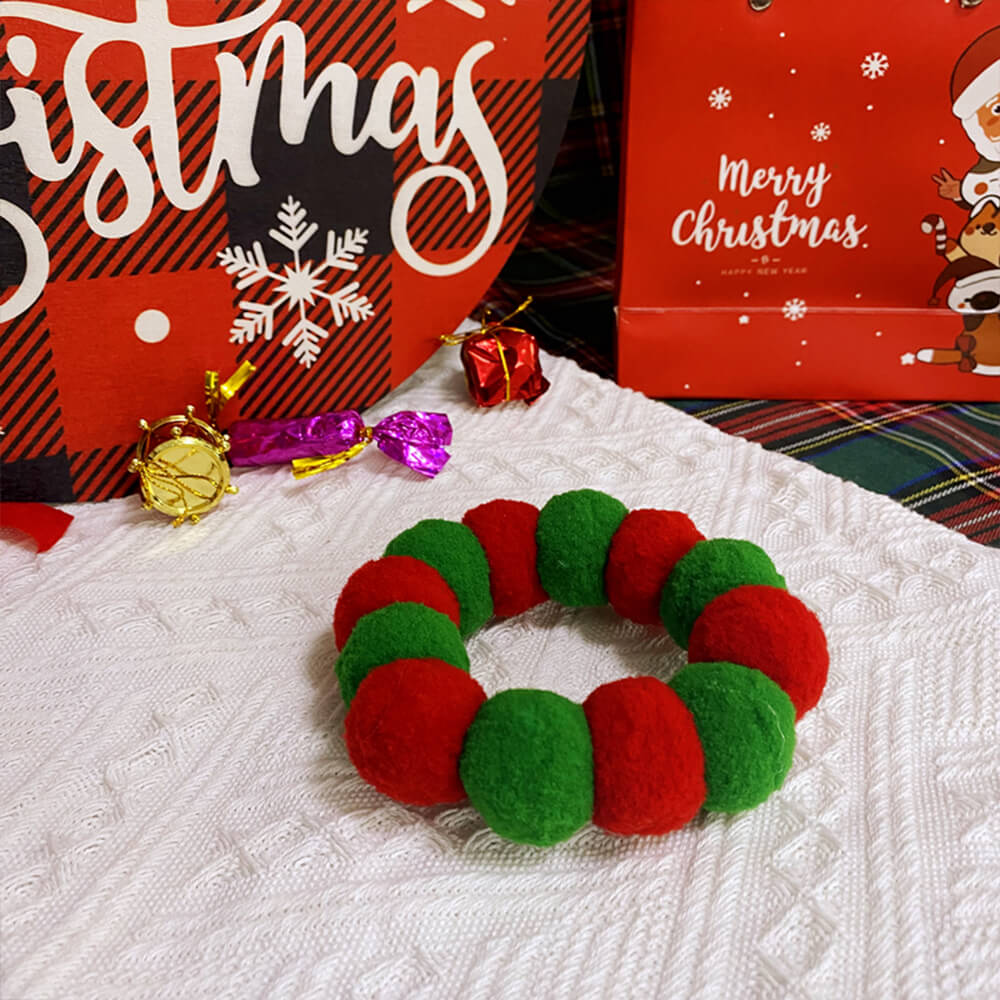 Collar babero ajustable para perros y gatos con adornos de bolas de pompones navideños