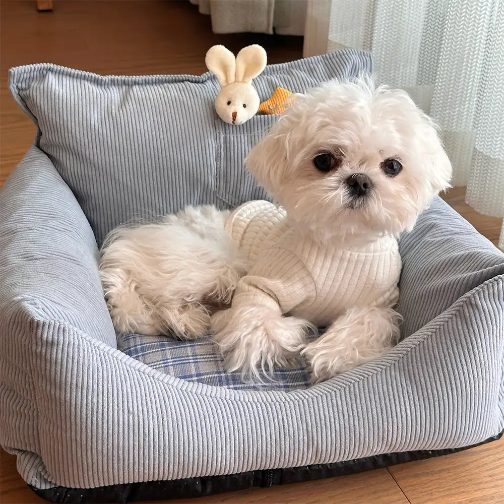 Cama para perros de sofá de corduroy rústico con estampado a cuadros y juguete