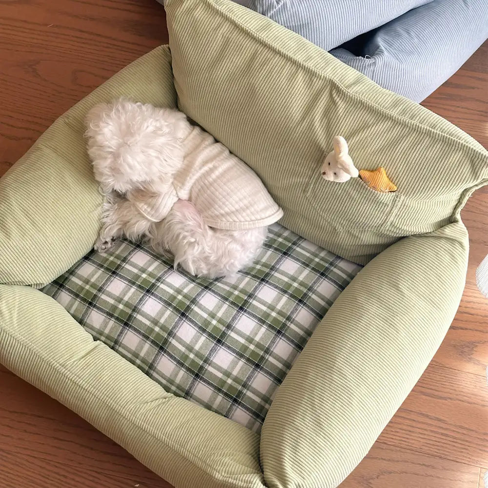 Cama para perros de sofá de corduroy rústico con estampado a cuadros y juguete
