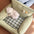 Cama para perros de sofá de corduroy rústico con estampado a cuadros y juguete