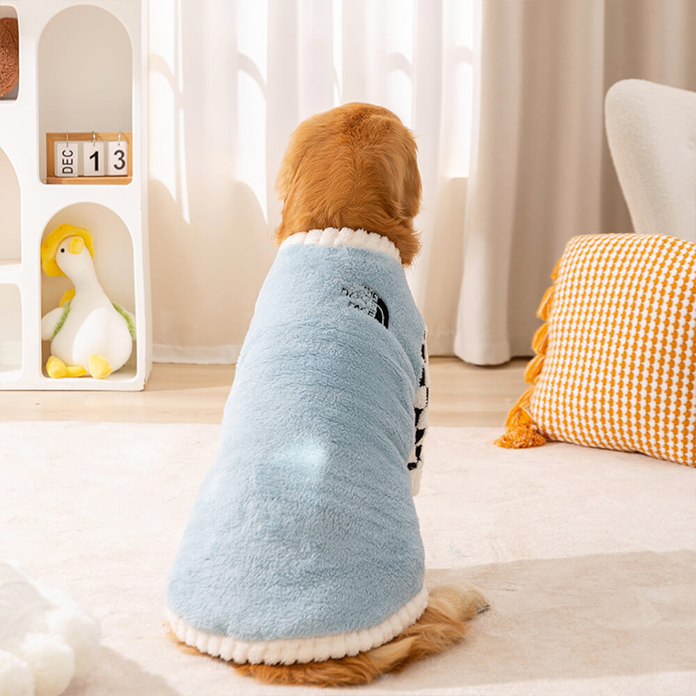 Chaqueta de abrigo para perro de felpa cálida con diseño de tablero de ajedrez y estilo elegante