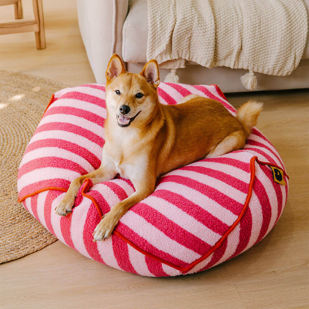 Silla poligonal con puf para mascotas con patrón de rayas de moda