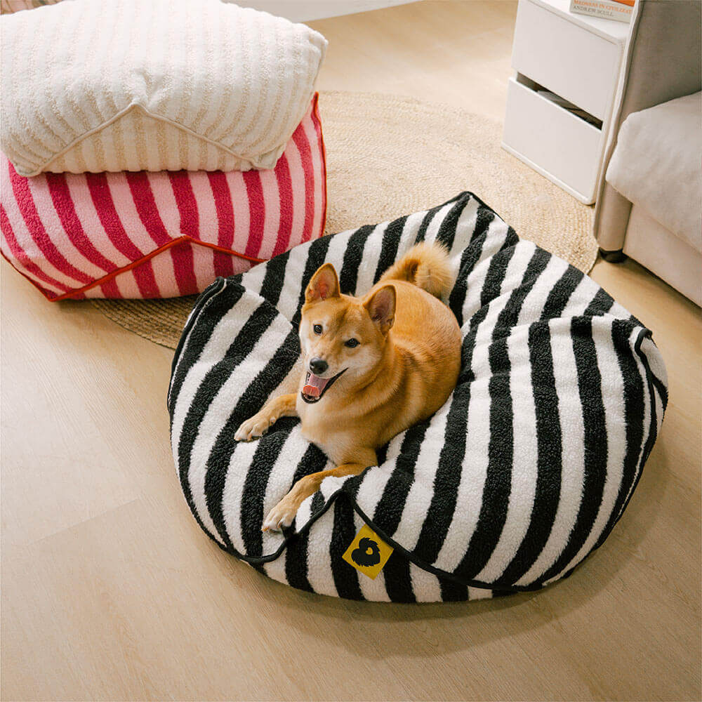 Silla poligonal con puf para mascotas con patrón de rayas de moda