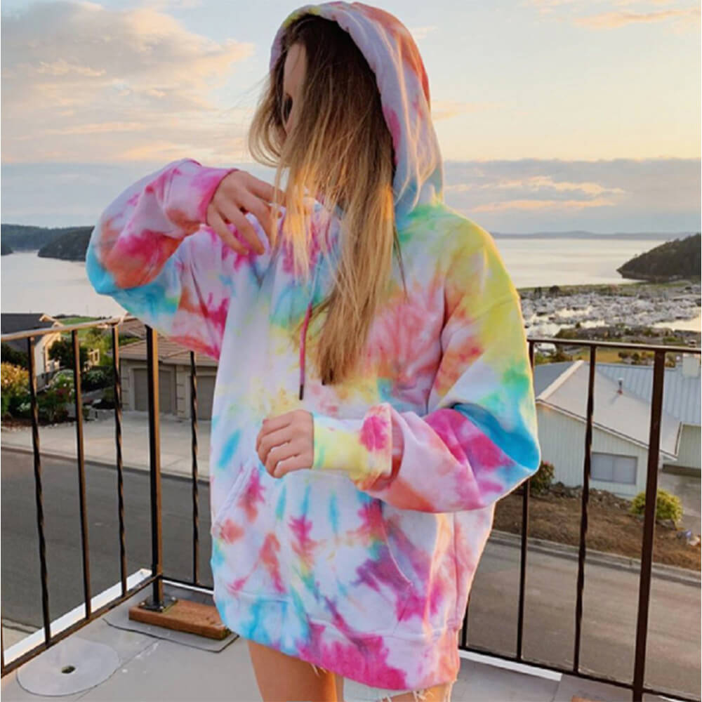 Sudadera con capucha y estilo tie-dye