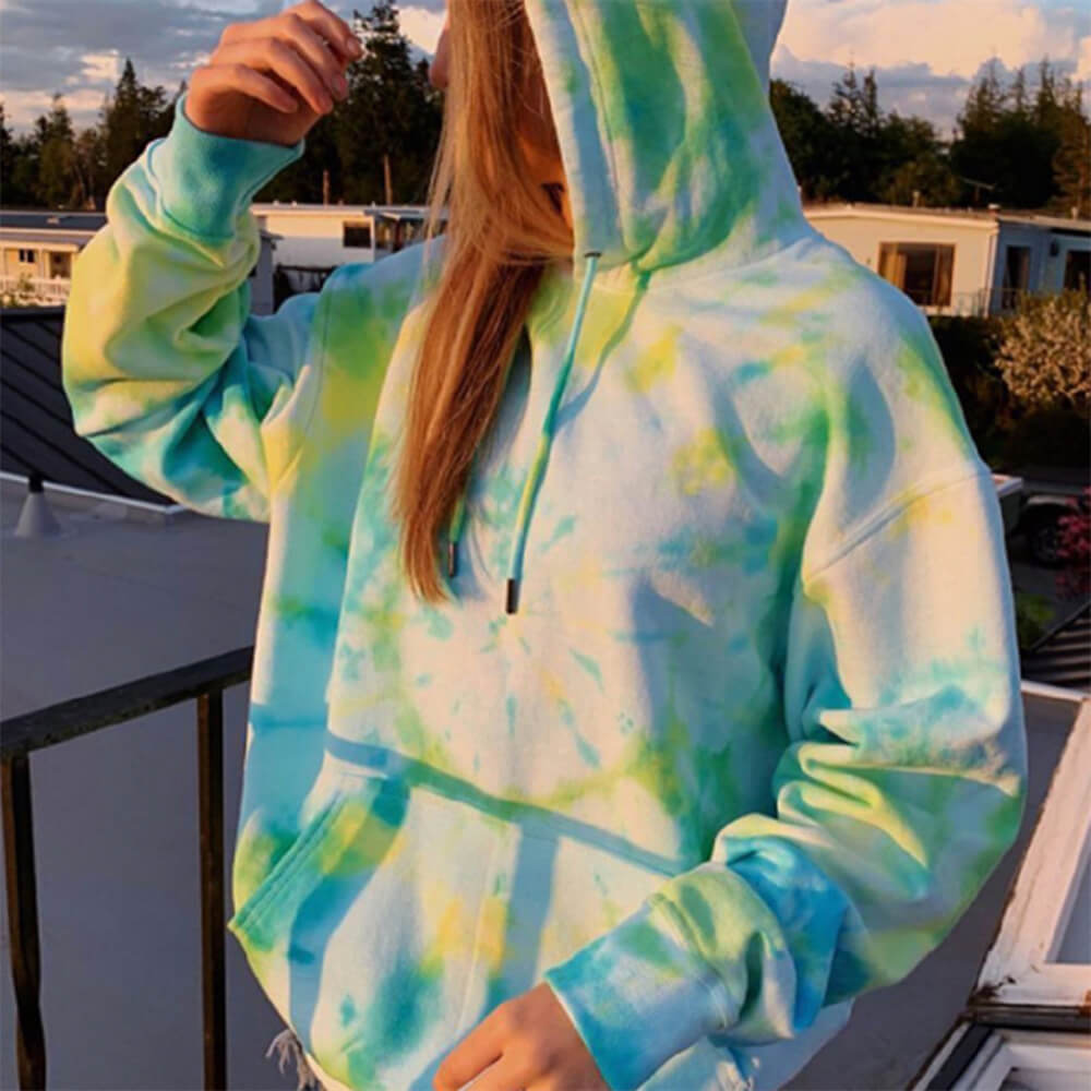 Sudadera con capucha y estilo tie-dye