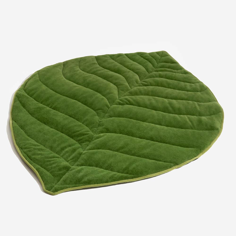 Alfombrilla lavable para perros con forma de hoja de peluche - The Leaf Collector