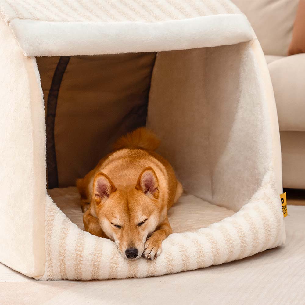 Cama ortopédica para perros con diseño de casa a rayas de moda: Cozy Hideaway