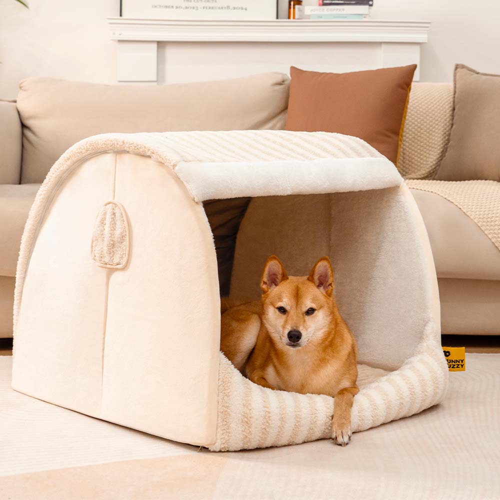 Cama ortopédica para perros con diseño de casa a rayas de moda: Cozy Hideaway