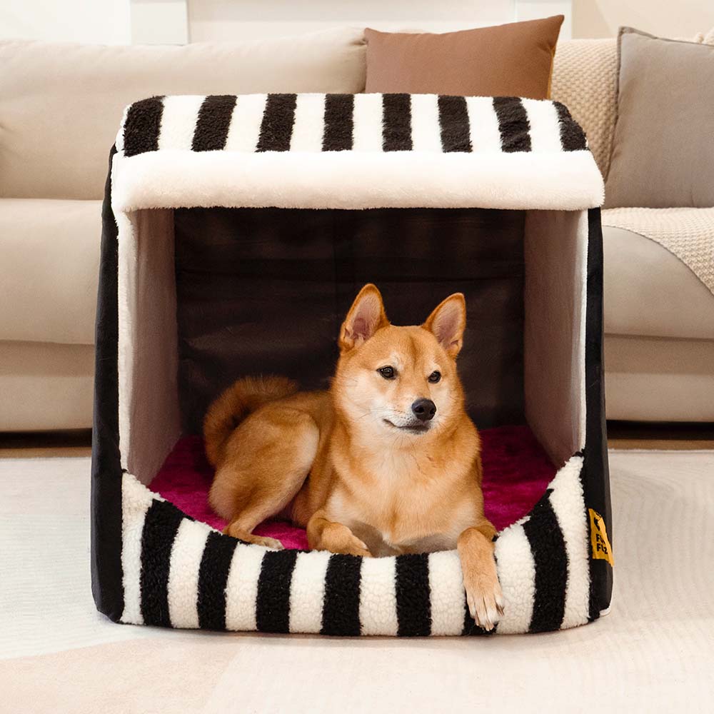 Cama ortopédica para perros con diseño de casa a rayas de moda: Cozy Hideaway