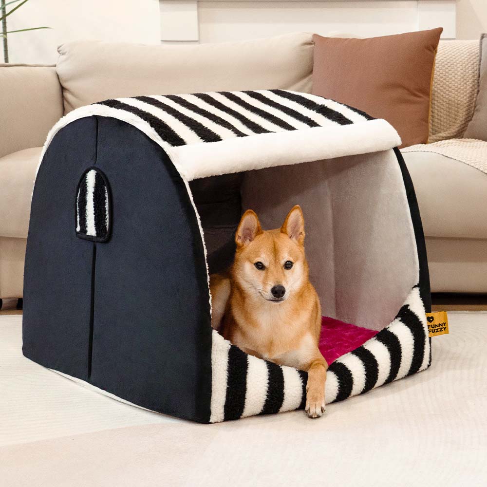 Cama ortopédica para perros con diseño de casa a rayas de moda: Cozy Hideaway