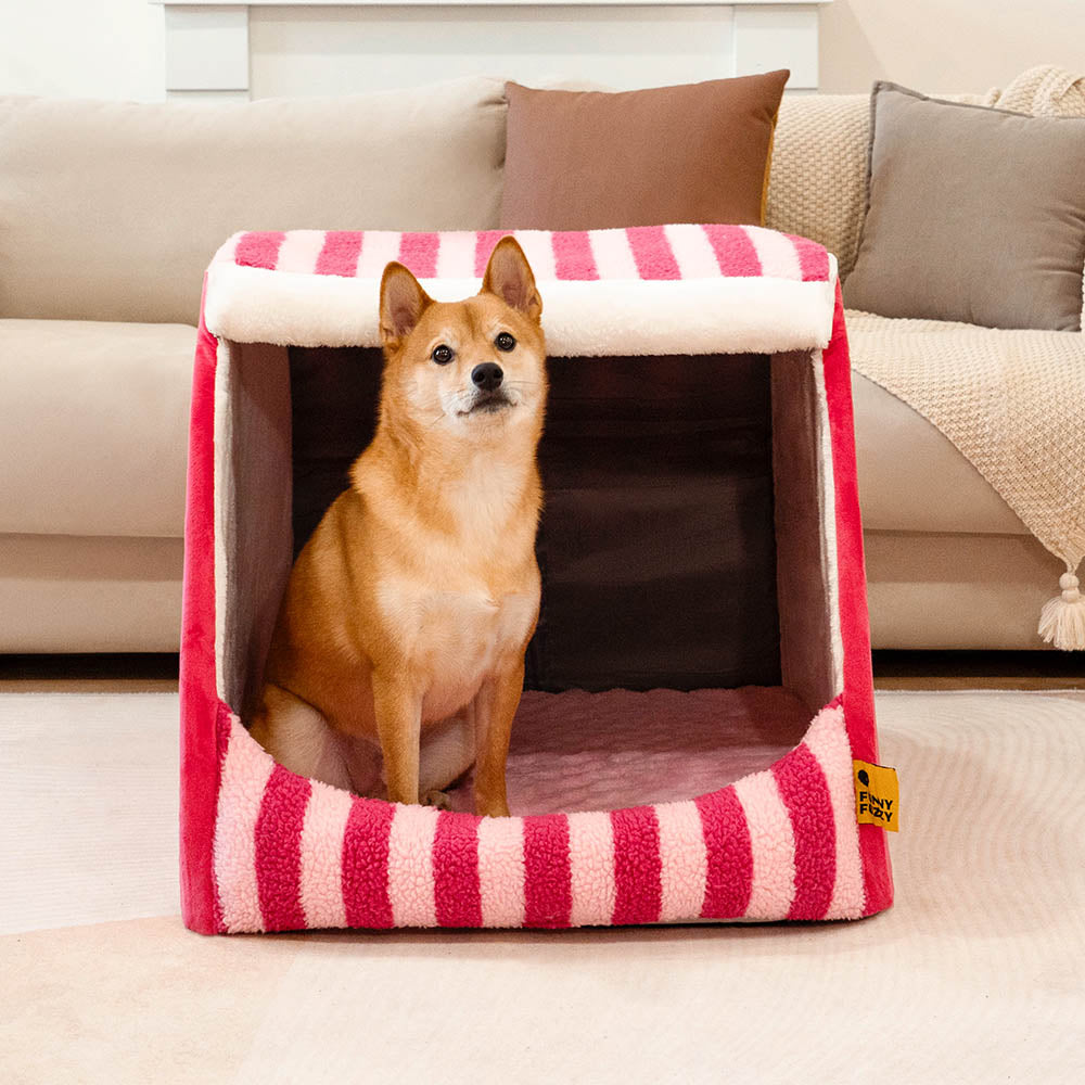 Cama ortopédica para perros con diseño de casa a rayas de moda: Cozy Hideaway